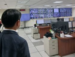 LRTコントロールセンター及び前鎮基地を視察し、高雄LRTに乗車（高雄市）