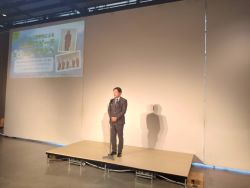 ネパール人留学生による日本語スピーチコンテストに出席し、あいさつ及び表彰状授与（みんなの森 ぎふメディアコスモス）