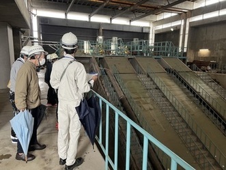 写真：揚水ポンプの見学風景