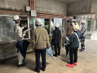 写真：最初沈殿池の見学風景