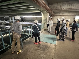 写真：最終沈殿池の見学風景