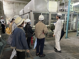 写真：脱水機の見学風景