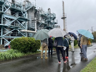 写真：焼却炉の見学風景