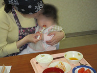 離乳食クッキング試食の様子