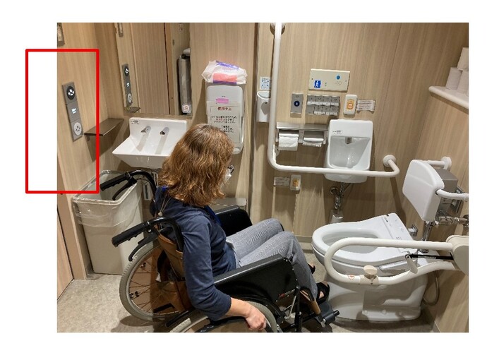 出入り口付近にあるボタンは押しにくい