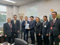 岐阜県国道協会ほか10団体の会長として、他2団体と合同で、国土交通省大臣官房審議官 富山英範氏へ提言及び意見交換（東京）