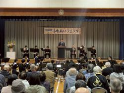 加納西地区敬老会に出席し、あいさつ（加納西小学校）