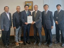 長森地区自治会連合会長会からJR長森駅周辺の市街化編入によるまちづくりに関する要望書を受領