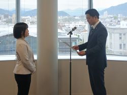 スリム化EXPO2025表彰式にてあいさつ及び表彰状を授与