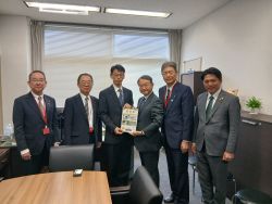 中部国道協会副会長として、国土交通省道路局次長　石和田二郎氏へ提言及び意見交換（東京）