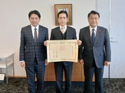 岐阜薬科大学への機能性食品開発学寄附講座設置に対する寄附により紺綬褒章を受章した株式会社ユニバーサルコーポレーションに対する褒状伝達式