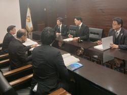 同じく、輪島市教育委員会事務局教育部長 木下充氏ほかと国指定重要無形民俗文化財「輪島の海女漁の技術」等について意見交換（石川県輪島市）