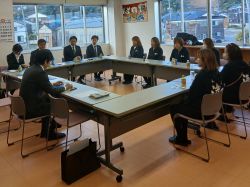 同じく、輪島市産業部農林水産課 参事兼水産振興室長 新谷益巳氏ほかと輪島の海女漁について意見交換及び輪島港を視察（石川県輪島市）