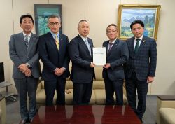 岐阜県市長会として、総務省自治財政局長 出口和宏氏に「都市自治体における人件費増額分に対する財源措置に係る要望書」を提出及び意見交換（東京）