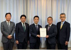 同会として、人事院給与局給与第三課長 井手亮氏に「地域手当の級地区分の見直しに関する要望書」を提出及び意見交換（東京）