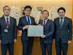 全国後期高齢者医療広域連合協議会の副会長として厚生労働副大臣 仁木博文氏に「後期高齢者医療制度に関する要望書」を提出及び意見交換（東京）