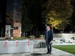 徹明まちづくり協議会共催の竹灯りイルミネーション点灯式に出席し、あいさつ