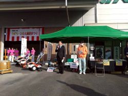 うずら・ひきえ農業祭に出席し、あいさつ（JAぎふ鶉支店駐車場）