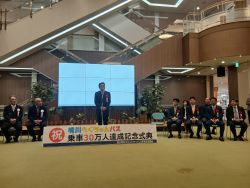 境川らくちゃんバス乗車30万人達成記念式典に出席し、あいさつ（カラフルタウン岐阜）
