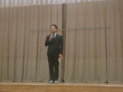 第11回長良東健康まつりに出席し、あいさつ（長良東小学校）