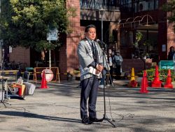 令和7年度クリーン運動けやき祭り＆文化祭に出席し、あいさつ（本郷けやき通りほか）