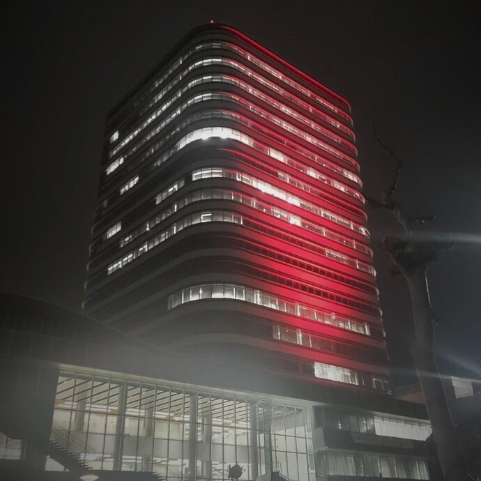 レッドライトアップされた岐阜市庁舎の写真