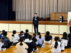 梅林子ども会ドッヂボール大会に出席し、あいさつ（梅林小学校）