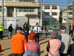 第26回鶉地域グラウンドゴルフ大会に出席し、あいさつ（鶉小学校）