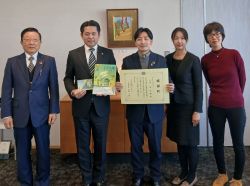 タイムリペアY代表 池洋輔氏、Kotobaya Books代表 後藤彩氏からの図書館及び小学校等への絵本の寄附に対し、感謝状を贈呈