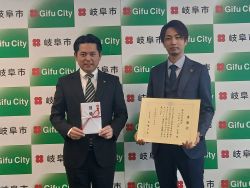 株式会社創信代表取締役社長 山本光希氏からの通学路安全対策事業への寄附に対し、感謝状を贈呈