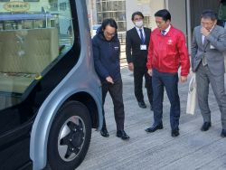 自動運転バス新車両の試乗