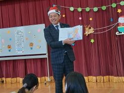 岐阜市立鷺山保育所「プチクリスマス会」に出席し、子どもたちに絵本の読み聞かせ