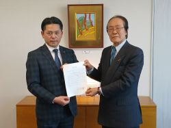 岐阜市民栄誉賞審査委員会委員長 村瀬恒治氏が、候補者について答申