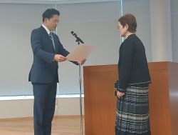 退任岐阜市民生委員・児童委員への市長感謝状と記念品の贈呈及び厚生労働大臣感謝状の伝達式にて、あいさつ及び感謝状等の贈呈