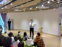 ツナグテ来館者50万人達成記念式典に出席し、あいさつ（同所）