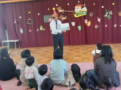 岐阜市立京町保育所「プチクリスマス会」に出席し、子どもたちに絵本の読み聞かせ