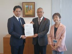 日本共産党岐阜市議会議員団から「2026年度予算要望書」を受領