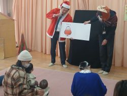 岐阜市立市橋保育所「絵本の世界を楽しもう」に出席し、子どもたちに絵本の読み聞かせ