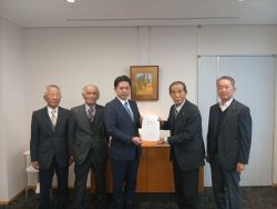 岐阜市農業委員会会長 栗本恒雄氏から「令和8年度農業施策に係る予算編成等に関する要望書」を受領