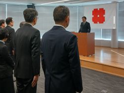 仕事始めの式にて、訓示の様子