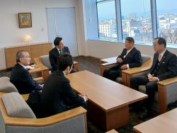 社会福祉法人井ノ口会名誉理事長 鷲見郁雄氏ほかと面談の様子