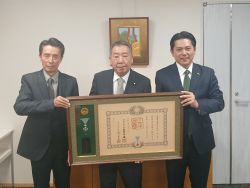 前岩野田水防団団長 宇留野秀幸氏が秋の叙勲受章を報告の様子