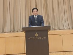 岐阜市農業委員会委員及び農地利用最適化推進委員意見交換会に出席し、あいさつ（十八楼）の様子