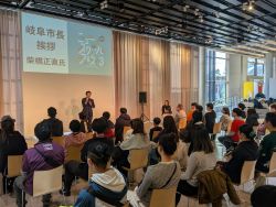 NPO法人えん主催 ニュースクールフェス3に出席し、あいさつ（みんなの森 ぎふメディアコスモス）