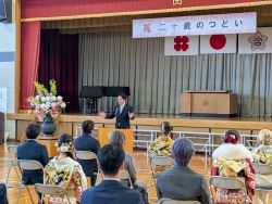 合渡地区二十歳のつどいに出席し、あいさつ（合渡小学校）