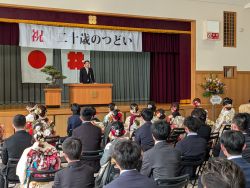 市橋地区二十歳のつどいに出席し、あいさつ（市橋コミュニティセンター）