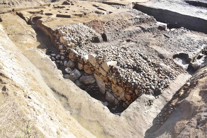 土橋の北側を北西から撮影した写真