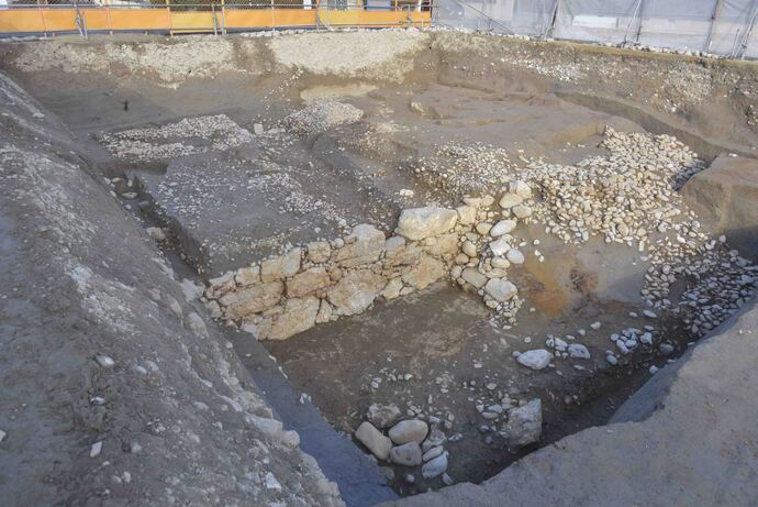 土橋の南側を南西から撮影した写真