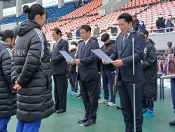 第74回新春ぎふシティマラソン表彰式に出席し、あいさつ（岐阜メモリアルセンター）