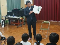 岐阜市立岐阜東幼稚園を視察し、子どもたちに絵本の読み聞かせ